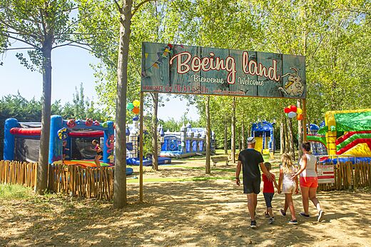 Juegos inflables y área de juegos para niños en el camping CAPFUN Emeraude en Portiragnes (34).