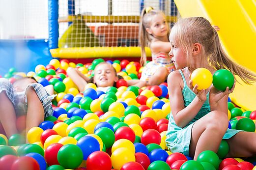 Niños jugando en piscina de bolas coloridas en el camping CAPFUN Emeraude en Portiragnes (34).