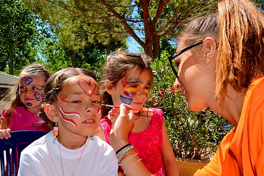 Animación infantil con sesión de maquillaje en el camping CAPFUN Emeraude en Portiragnes (34).