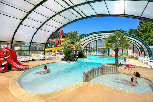 Piscina cubierta, toboganes y juegos en CAPFUN Grand Large en FOUESNANT.