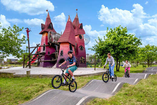 Pista de pumptrack y área de juegos castillo en el camping CAPFUN Grand Large en FOUESNANT (29).