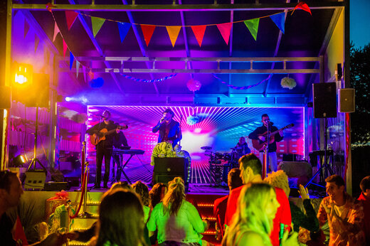 Concierto de grupo musical en escenario iluminado en el camping CAPFUN Grand Large en FOUESNANT (29).