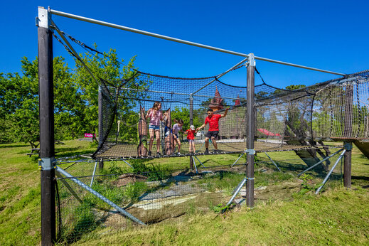 Actividad de recorrido de red para familias en el camping CAPFUN Grand Large en FOUESNANT.