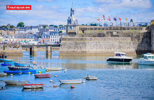 Ciudad amurallada de Concarneau, puerto deportivo y murallas históricas en Bretaña.