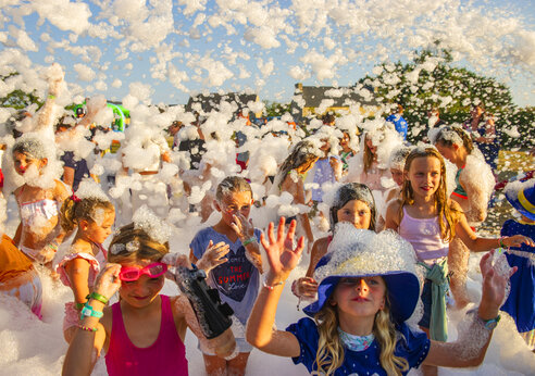 Niños felices en una fiesta de la espuma en el camping CAPFUN Grand Large en FOUESNANT (29).