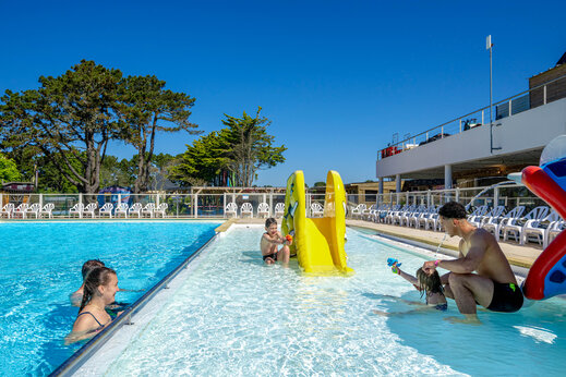 Piscina exterior, tobogán y juegos acuáticos en el camping CAPFUN Grand Large.