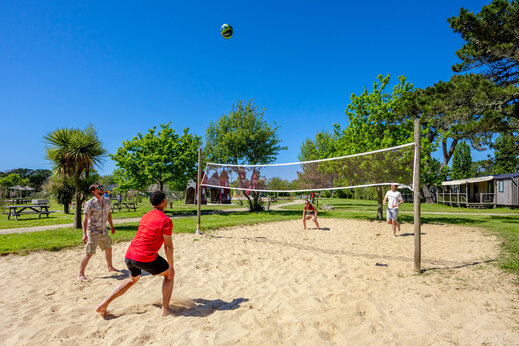 Partido de voleibol de playa en la cancha de arena en el camping CAPFUN Grand Large en FOUESNANT.