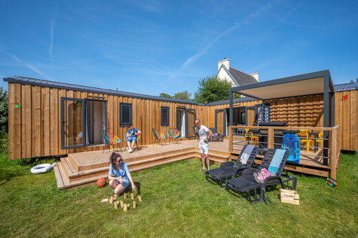 Mobil-homes, terraza, juegos en el camping CAPFUN Grand Large en FOUESNANT (29).