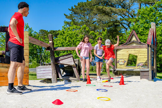 Niños jugando juegos al aire libre con animador en camping CAPFUN Grand Large FOUESNANT (29).