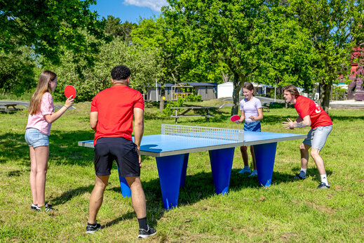 Mesa de ping-pong exterior y jóvenes jugando en el camping CAPFUN Grand Large en FOUESNANT (29).