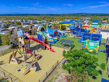 Zona de juegos, toboganes acuáticos y juegos hinchables en el camping VAGUES OCEANES Hamacs en Fleury (11).