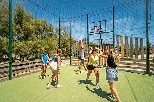 Cancha de baloncesto exterior en el camping VAGUES OCEANES Hamacs à Fleury (11).