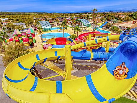Toboganes acuáticos coloridos y piscina exterior en el camping VAGUES OCEANES Hamacs en Fleury (11).