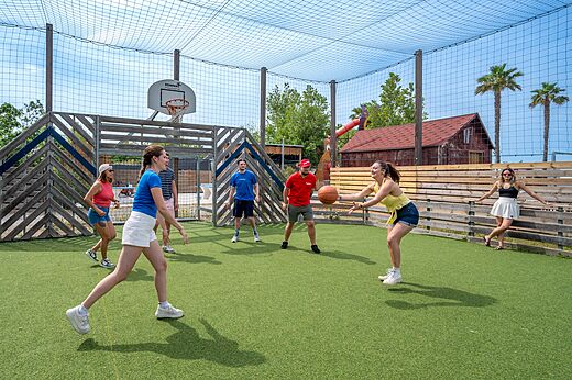 Campo multideporte con jugadores de baloncesto en camping CAPFUN Hermitage en SERIGNAN (34).