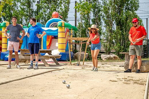 Animado partido de petanca y juegos hinchables en el camping CAPFUN Hermitage en SERIGNAN (34).