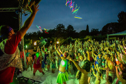 Fiesta de la espuma animada, público entusiasta, camping CAPFUN Huttes, Saint-Denis d'Oléron.