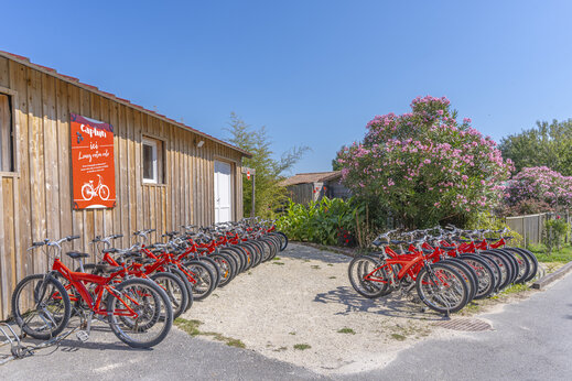 Bicicletas rojas de alquiler en CAPFUN Huttes, Saint-Denis d'Oléron (17).