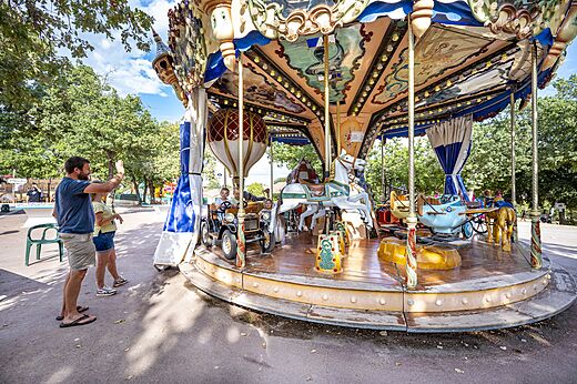 Carrusel con niños y padres en el camping CAPFUN Imbours en LARNAS (07).