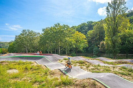 Pumptrack para niños y adultos, con bicicleta en el camping CAPFUN Imbours en LARNAS (07).