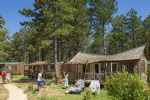 Mobil-homes de madera, terrazas y pinos en CAPFUN Imbours, LARNAS (07).