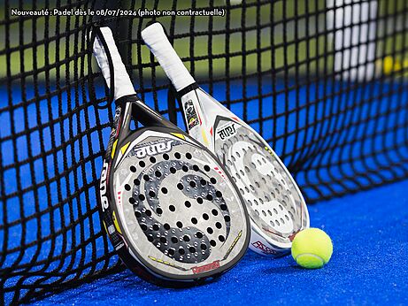 Palas y pelota de pádel en pista azul del camping CAPFUN Imbours, LARNAS.