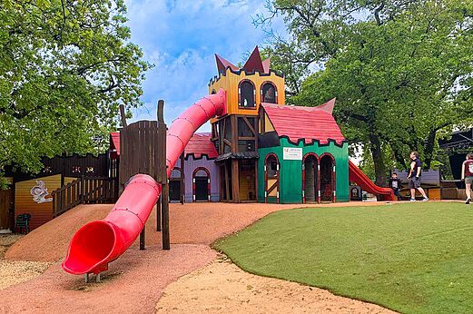 Gran área de juegos colorida con toboganes en el camping CAPFUN Imbours en LARNAS (07).