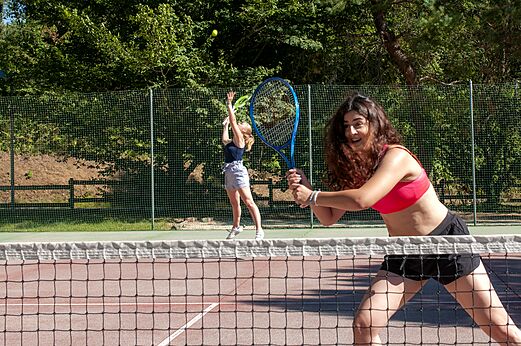 Jugadoras de tenis en la pista del camping CAPFUN Imbours en LARNAS (07).