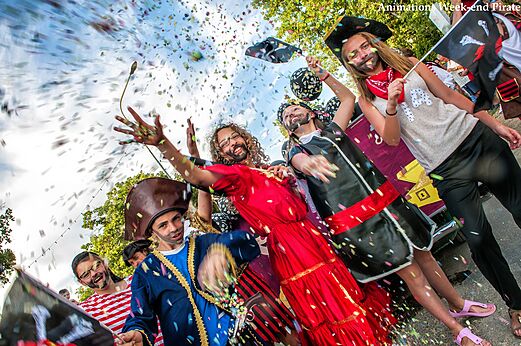 Animación pirata con disfraces y confeti en el camping CAPFUN Imbours en LARNAS (07).