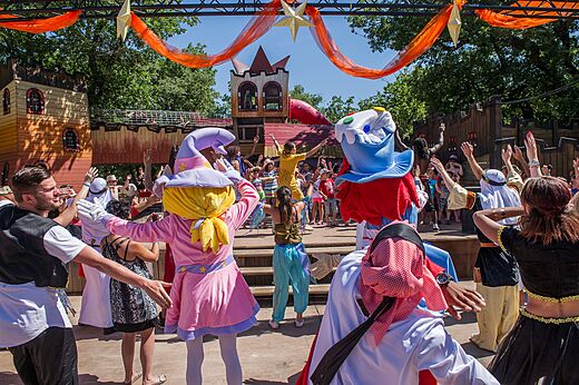 Animación festiva con personajes disfrazados y niños en el camping CAPFUN Imbours en LARNAS (07).