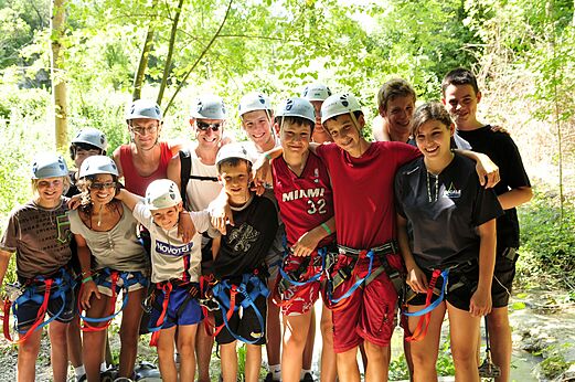 Grupo en actividad deportiva con cascos en el camping CAPFUN Imbours en LARNAS (07).