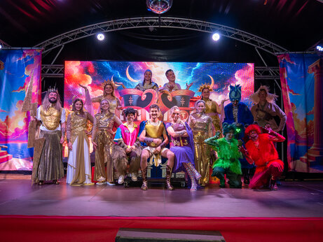 Grupo de animadores disfrazados en el escenario para un espectáculo en el camping CAPFUN Mer en Labenne-Océan (40).