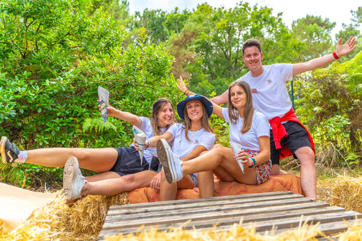 Equipo de animación sonriente posando al aire libre en el camping CAPFUN Mer en Labenne-Océan (40).