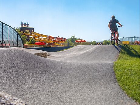 Pista de pumptrack para ciclistas en el camping CAPFUN Mirabelle en VOLSTROFF (57).