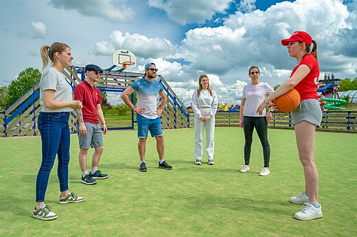 Cancha multideporte con grupo de adultos y animador en camping CAPFUN Mirabelle en VOLSTROFF (57).
