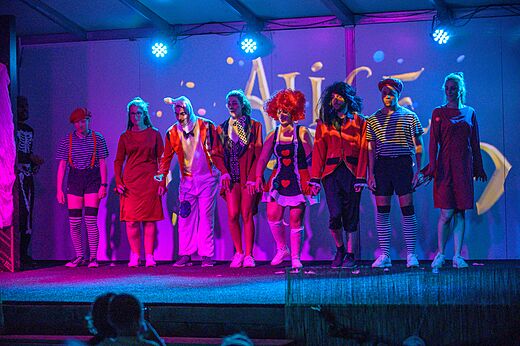 Espectáculo de animación con personajes en el camping CAPFUN Mirabelle en VOLSTROFF (57).