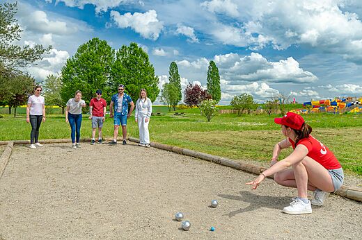 Petanca en cancha dedicada al camping CAPFUN Mirabelle en VOLSTROFF (57).