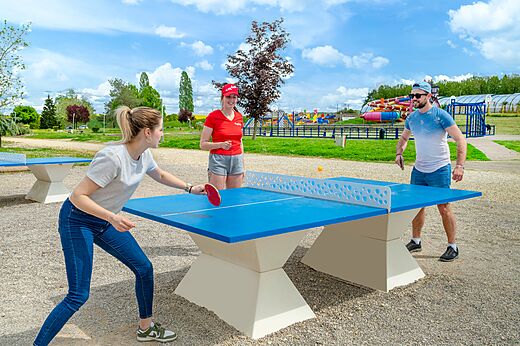 Tenis de mesa al aire libre en el camping CAPFUN Mirabelle en VOLSTROFF (57).