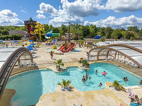Piscinas, toboganes gigantes y juegos acuáticos en el camping CAPFUN Paradis de Bazas.