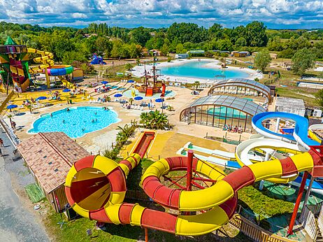 Parque acuático, toboganes gigantes, piscinas en el camping CAPFUN Paradis de Bazas en BAZAS.