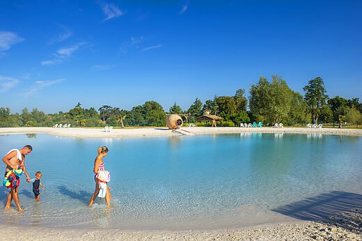 Laguna playa artificial y familia en el camping CAPFUN Paradis de Bazas en BAZAS (33).