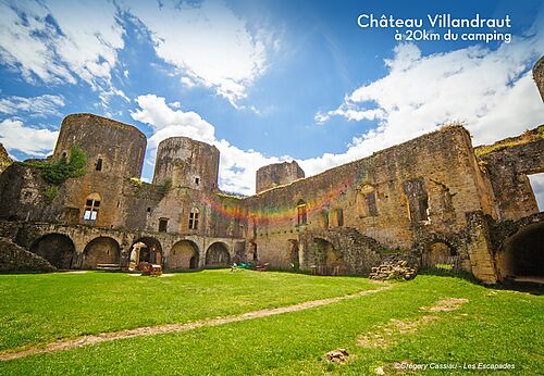 Majestuosas ruinas del Castillo de Villandraut, monumento histórico cerca de Bazas en Gironda.