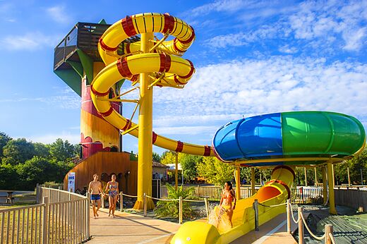 Toboganes acuáticos gigantes y piscina en el camping CAPFUN Paradis de Bazas (33).