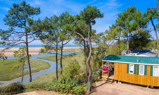 Mobil-home de madera con vistas al río y la playa en camping CAPFUN Prises en La TRANCHE SUR MER (85).