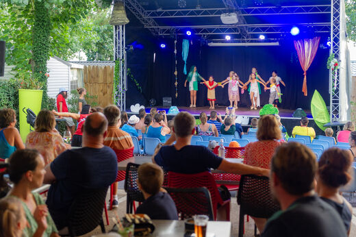 Espectáculo infantil en escenario exterior, animación en camping CAPFUN Prises en La TRANCHE SUR MER (85).