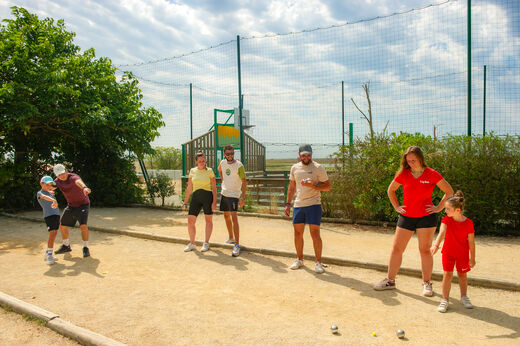 Petanca en familia en el camping CAPFUN Prises en La TRANCHE SUR MER (85).