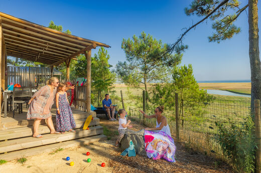 Familia Mobil-home en el camping CAPFUN Prises en La TRANCHE SUR MER (85).