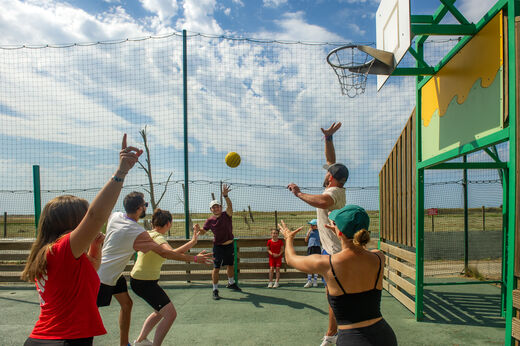 Partido de baloncesto en cancha multideportiva en el camping CAPFUN Prises en La TRANCHE SUR MER (85).