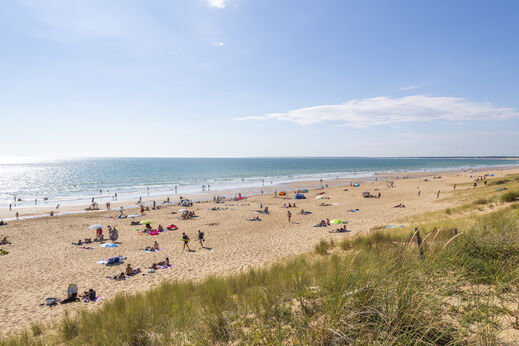 Playa de arena fina, mar y bañistas en CAPFUN Prises (85)