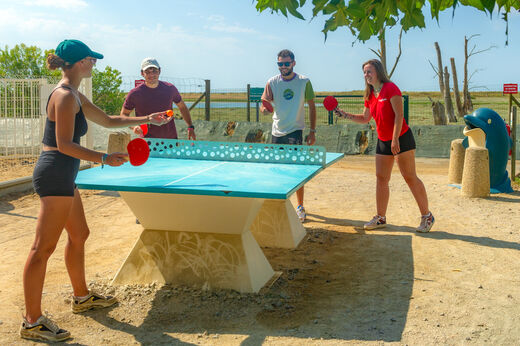 Mesa de ping-pong exterior y jóvenes jugando en CAPFUN Prises, La TRANCHE SUR MER (85).