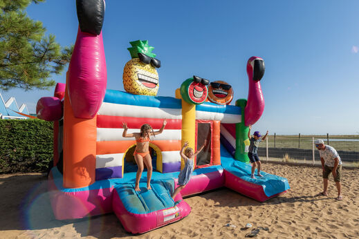 Juegos hinchables coloridos para niños en el camping CAPFUN Prises en La TRANCHE SUR MER (85).